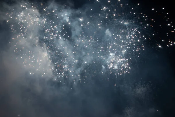 Celebrando el Año Nuevo con fuegos artificiales — Foto de Stock