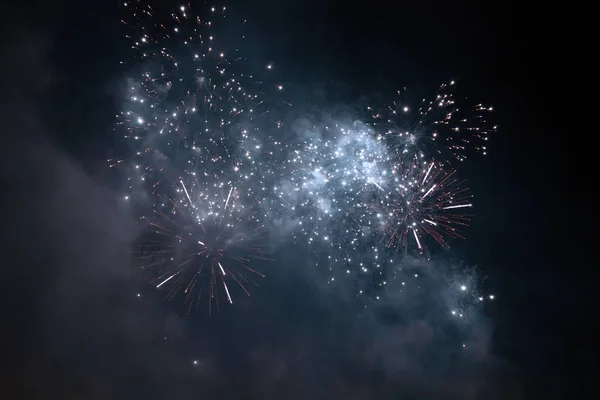 Celebrando el Año Nuevo con fuegos artificiales — Foto de Stock