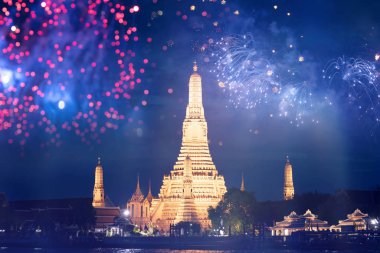 Bangkok 'taki Wat Arun tapınağında havai fişeklerle. Yeni yıl ve tatil 