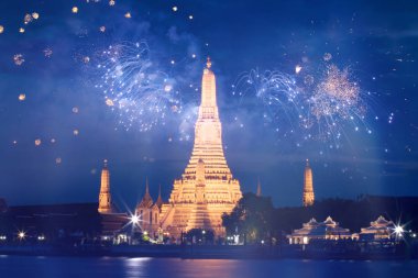 Bangkok 'taki Wat Arun tapınağında havai fişeklerle. Yeni yıl ve tatil 