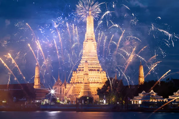 Wat Arun chrám v Bangkoku s ohňostrojem. Nový rok a dovolená — Stock fotografie