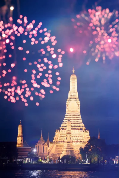 Wat Arun chrám v Bangkoku s ohňostrojem. Nový rok a dovolená — Stock fotografie