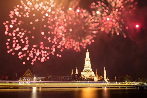 Wat Arun chrám v Bangkoku s ohňostrojem. Nový rok a dovolená — Stock fotografie