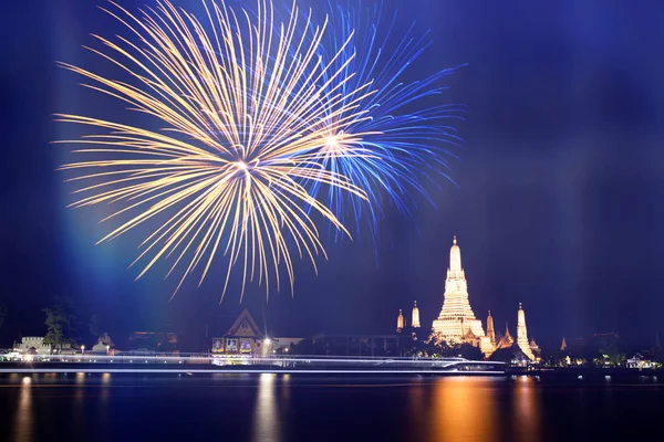 Templo de Wat Arun en Bangkok con fuegos artificiales. Año nuevo y vacaciones —  Fotos de Stock