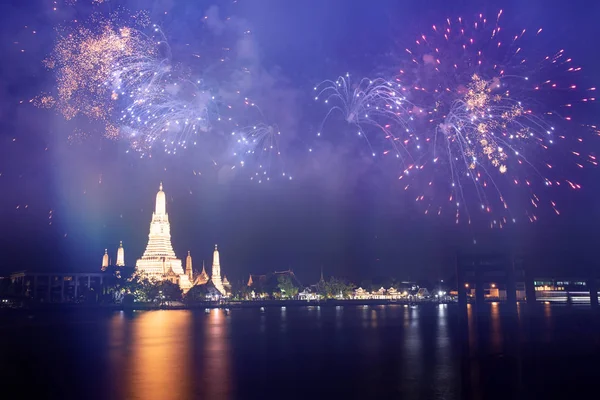 Wat Arun chrám v Bangkoku s ohňostrojem. Nový rok a dovolená — Stock fotografie