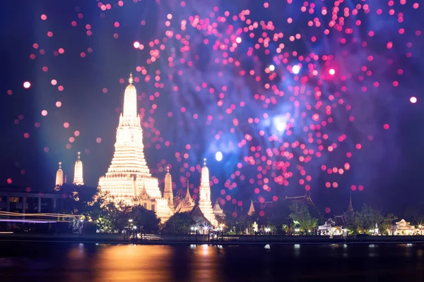 Wat Arun chrám v Bangkoku s ohňostrojem. Nový rok a dovolená — Stock fotografie