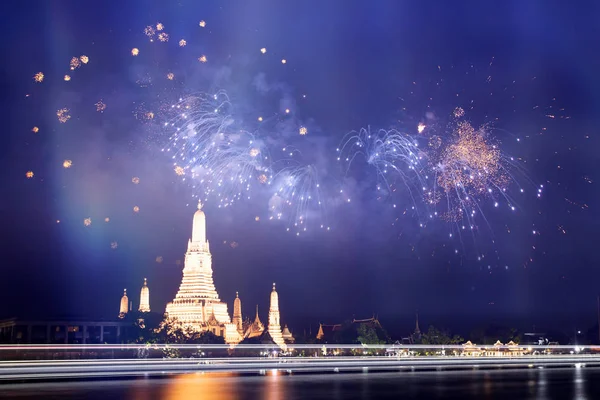 Wat Arun chrám v Bangkoku s ohňostrojem. Nový rok a dovolená — Stock fotografie