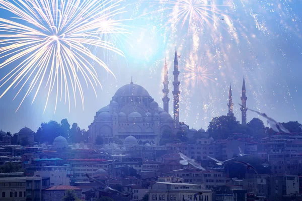 Istanbul hlavní město Turecka s ohňostrojem. — Stock fotografie