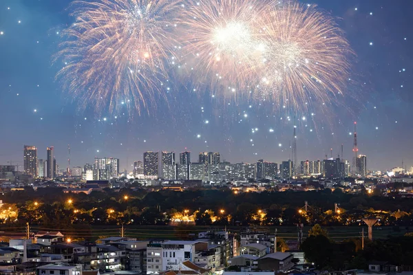 Bangkok Skyline mit Feuerwerk. Neues Jahr und Urlaubskonzept. — Stockfoto