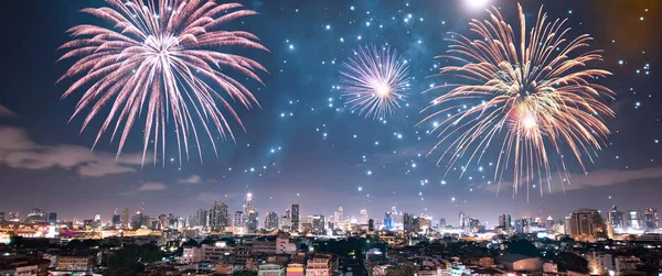 Bangkok városképe tűzijátékkal. Szilveszter és ünnep koncepció. — Stock Fotó