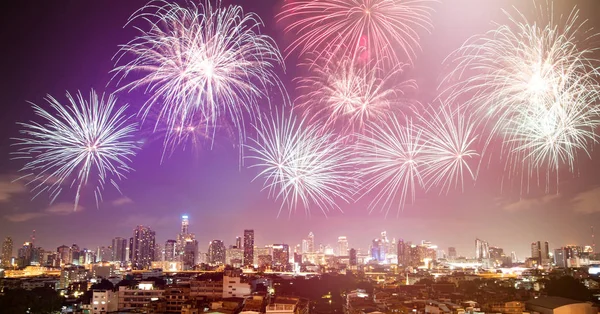 Bangkok Skyline mit Feuerwerk. Neues Jahr und Urlaubskonzept. — Stockfoto