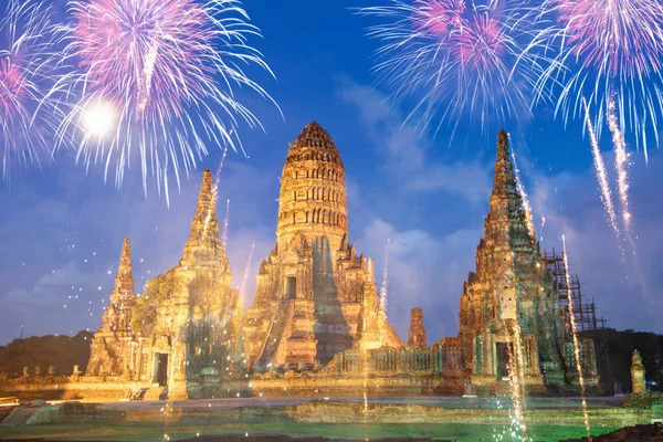 Beautiful Buddhist temple at night with fireworks for celebratio — ストック写真