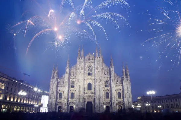 Célébration du Nouvel An à Milan avec des feux d'artifice — Photo