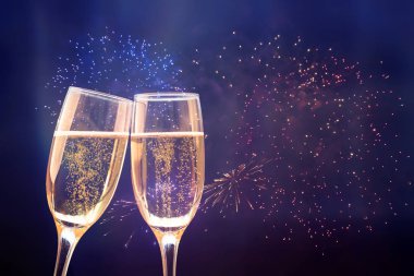 Şampanya ve havai fişeklerle yeni yıl konsepti.