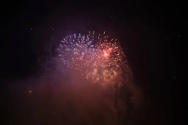 Feuerwerk zum Jahreswechsel. Abstrakter Urlaubshintergrund. — Stockfoto