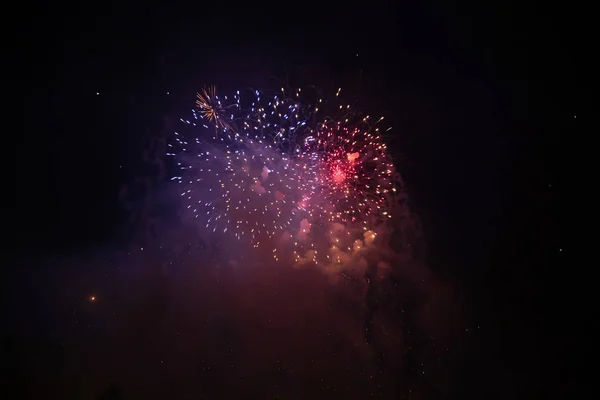 Fogos de artifício no Ano Novo. Fundo de férias abstrato . — Fotografia de Stock