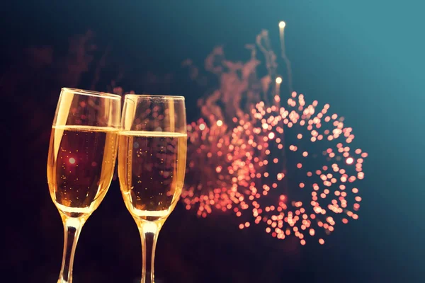 Nieuwjaarsconcept met champagne en vuurwerk. — Stockfoto