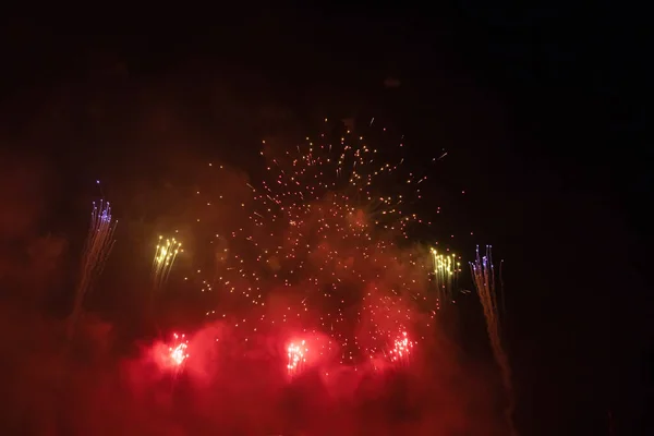 Fogos de artifício no Ano Novo. Fundo de férias abstrato . — Fotografia de Stock