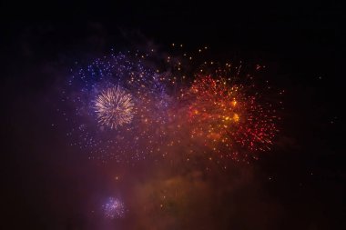 Yeni yılı kutlayan havai fişekler