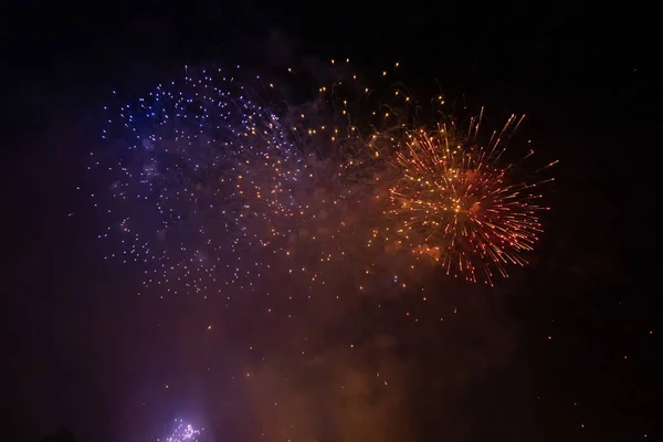 Fuegos artificiales celebrando el Año Nuevo — Foto de Stock