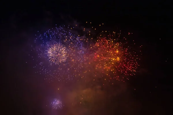 Fuegos artificiales celebrando el Año Nuevo — Foto de Stock