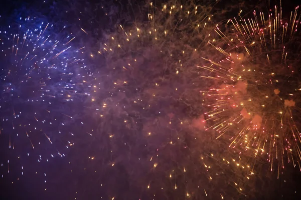 Fuegos artificiales celebrando el Año Nuevo — Foto de Stock