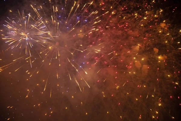 Fuegos artificiales celebrando el Año Nuevo — Foto de Stock