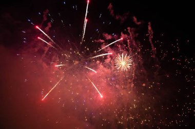 Yeni yılı kutlayan havai fişekler