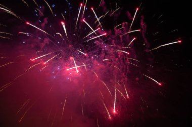 Yeni yılı kutlayan havai fişekler