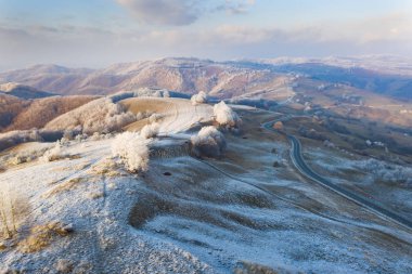 Transilvanya kış manzarası - insansız hava aracı görünümü.