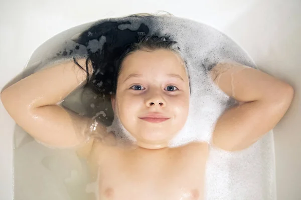 Portrait of a happy little girl in the foam. — Stock Photo, Image