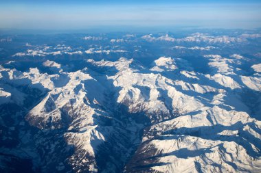Uçaktaki Alpler. Pencere deliğinden geçen toprak.