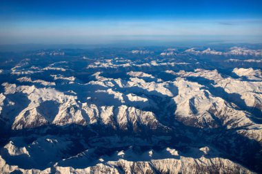 Uçaktaki Alpler. Pencere deliğinden geçen toprak.