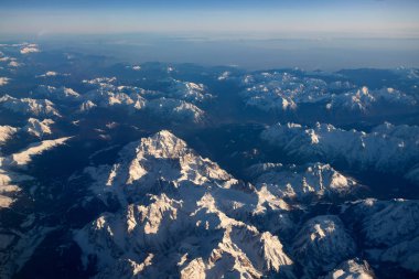 Uçaktaki Alpler. Pencere deliğinden geçen toprak.