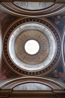 Milano 'daki Basilica di Sant' Eustorgio 'nun içi..