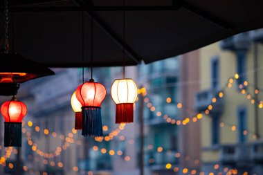 Sokak lambalı renkli lambalar.