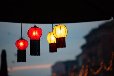 Sokak lambalı renkli lambalar.