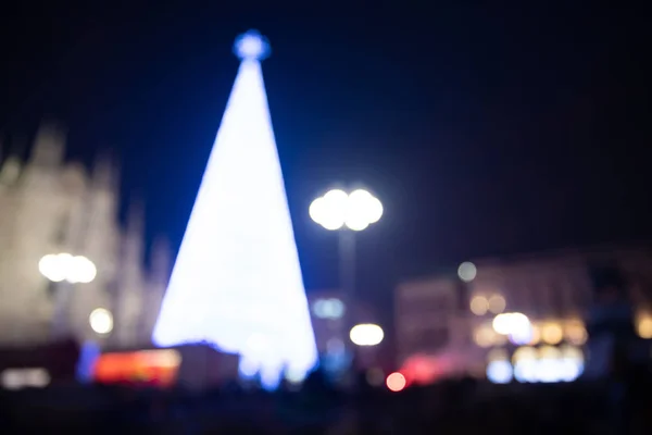 Árvore de Natal na rua - foto borrada . — Fotografia de Stock