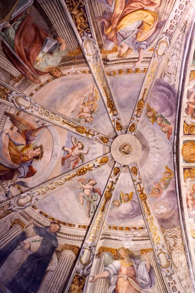 Interior de la Basílica de Sant 'Eustorgio de Milán . —  Fotos de Stock