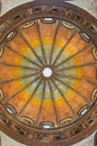 Interior de la Basílica de Sant 'Eustorgio de Milán . —  Fotos de Stock