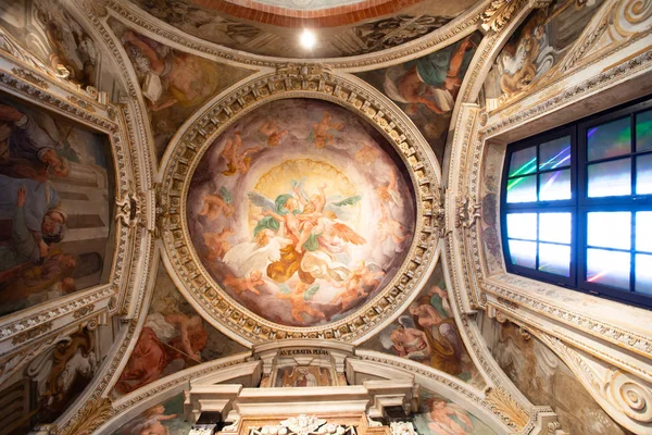 Interior de la Basílica de Sant 'Eustorgio de Milán . — Foto de Stock