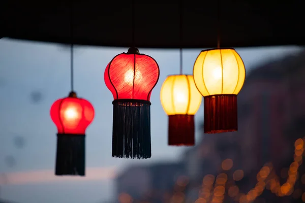 Lampes colorées avec lampadaires . — Photo