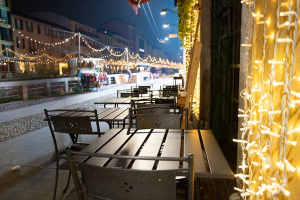 Navidad decorado calles milanesas por la noche tarde . — Foto de Stock