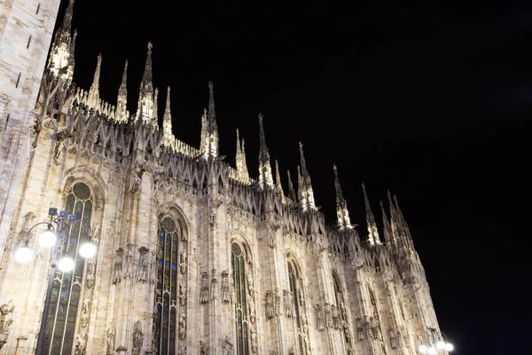 Duomo v Miláně v noci. — Stock fotografie