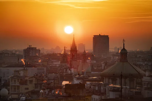 Puesta de sol mágica sobre Milán, Italia . —  Fotos de Stock