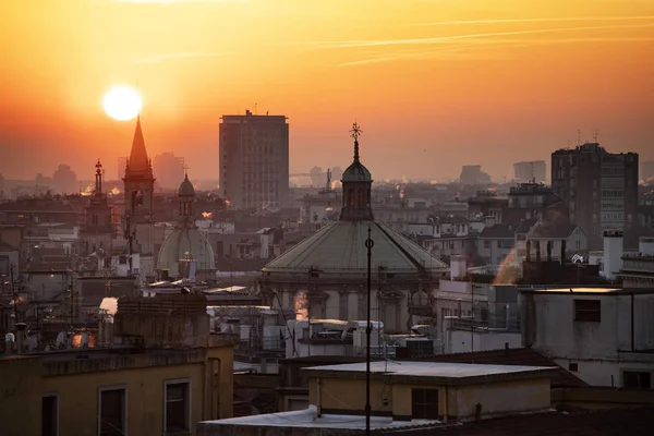 Puesta de sol mágica sobre Milán, Italia . —  Fotos de Stock