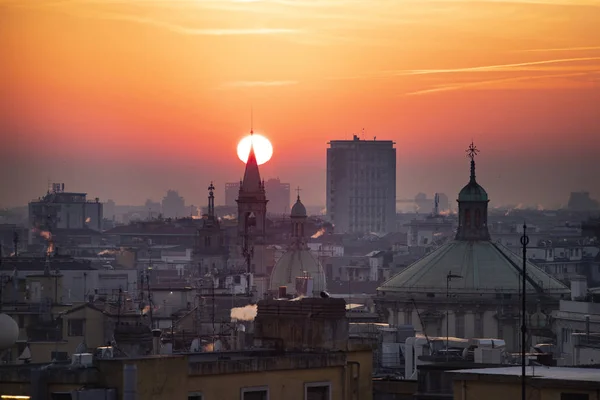 Magiczny zachód słońca nad Mediolanem, Włochy. — Zdjęcie stockowe