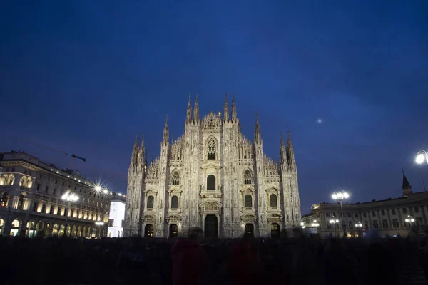 Vue de nuit du Duomo di Milano (Cathédrale de Milan) à Milan . — Photo