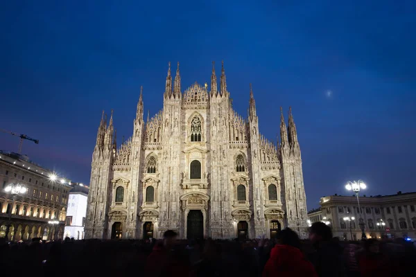 Vue de nuit du Duomo di Milano (Cathédrale de Milan) à Milan . — Photo