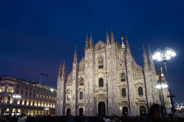 Noční pohled na katedrálu Duomo di Milano v Miláně. — Stock fotografie